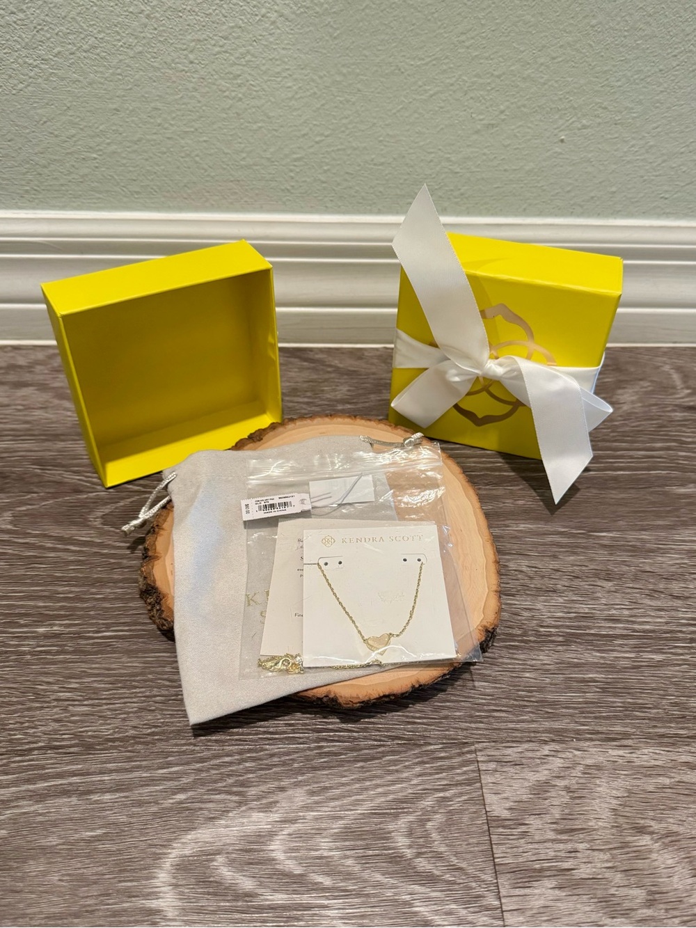 Kendra Scott Framed Ari Heart Gold Short Pendant Necklace in Iridescent